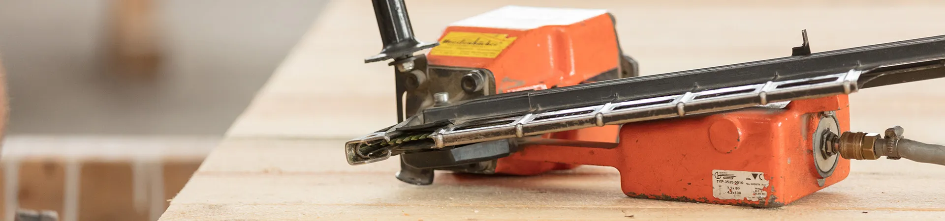 Pneumatisches Klammergerät liegt auf der Werkbank.