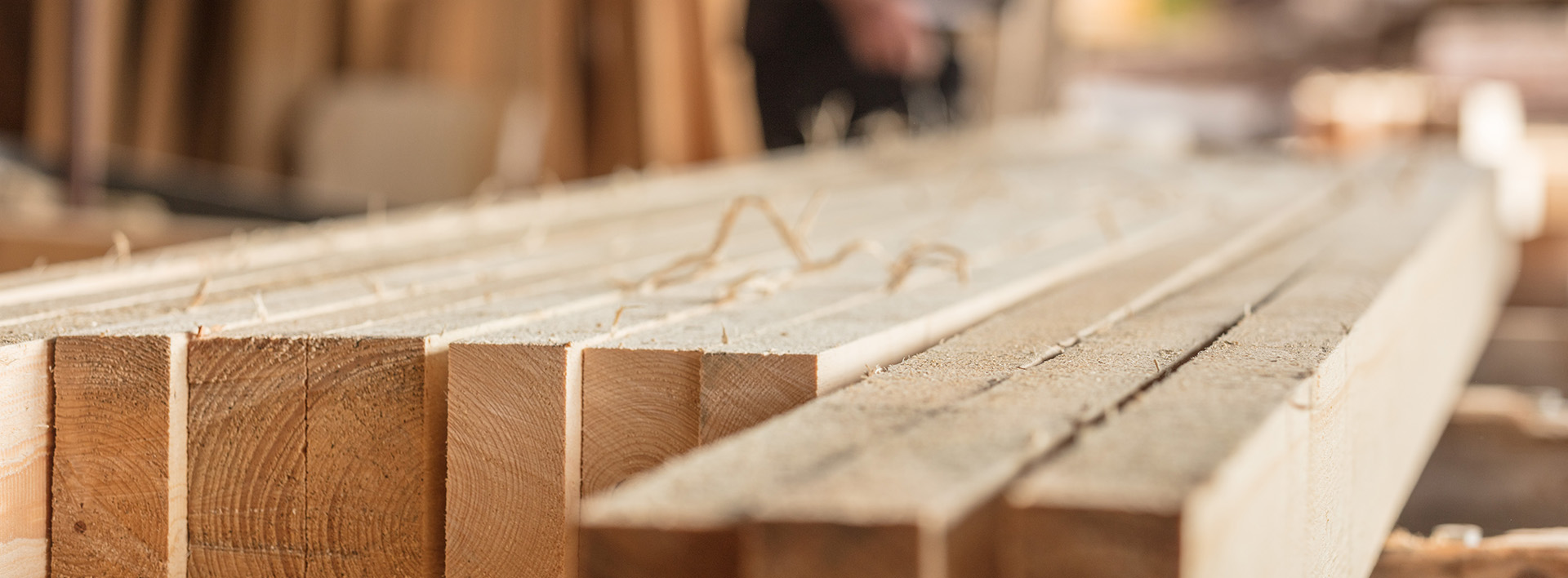 Nahaufnahme gestapelter Holzleisten in der Schreinerei.